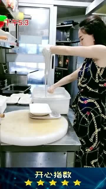 白天廠里文員,晚上夜宵店服務(wù)員