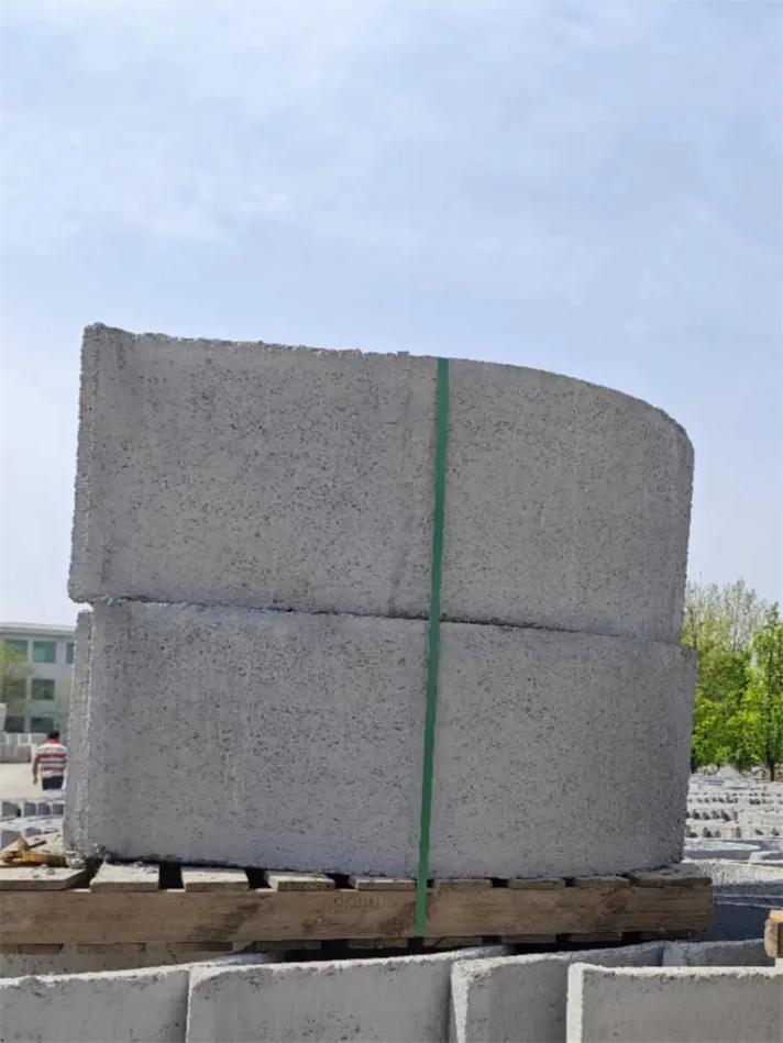 濟(jì)寧水泥U型槽施工現(xiàn)場(chǎng) 多元產(chǎn)品助力工程建設(shè)，實(shí)惠價(jià)格鑄就品質(zhì)工程